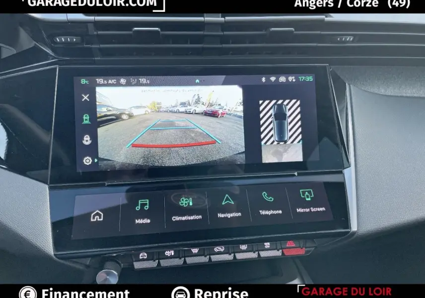 Écran tactile central de la Peugeot 308 2024 gris foncé montrant la caméra de recul et les options multimédia en intérieur.