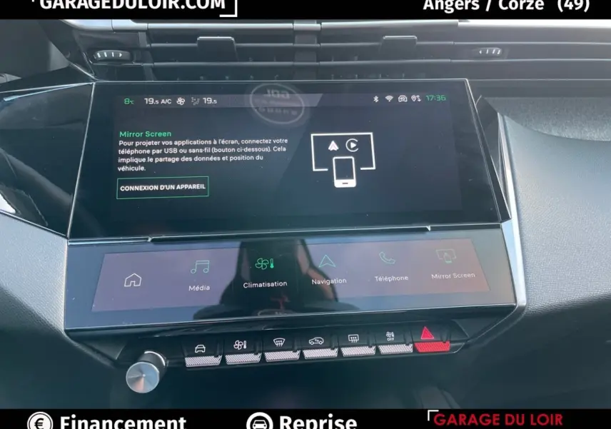 Vue rapprochée de l’écran tactile central de la Peugeot 308 gris foncé 2024, affichant les commandes multimédia et climatisation.