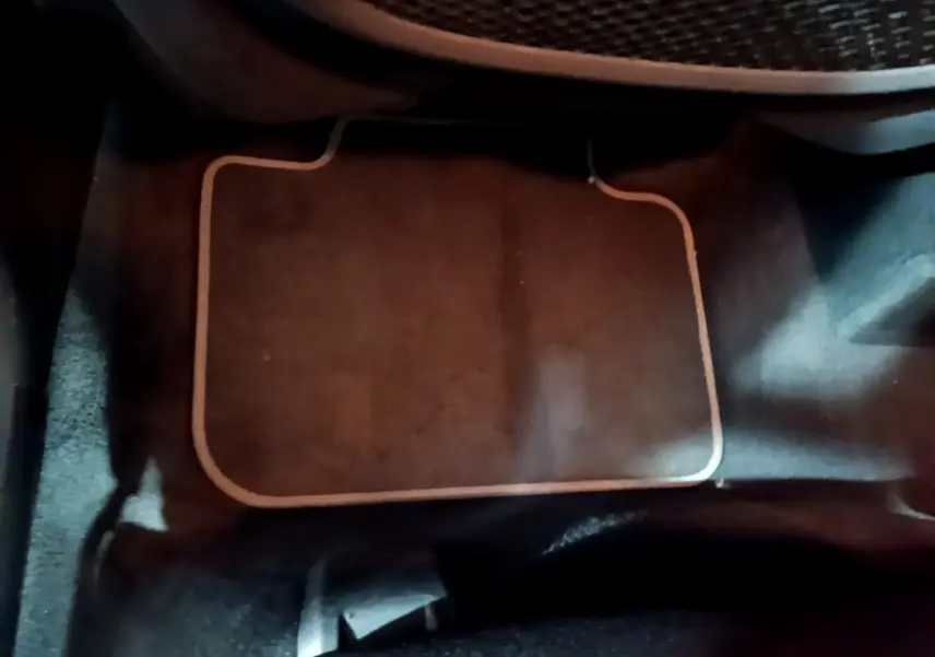 Vue rapprochée du tapis de sol noir avec surpiqûre beige dans l'habitacle d'une BMW X2 sDrive18i Lounge 2023.