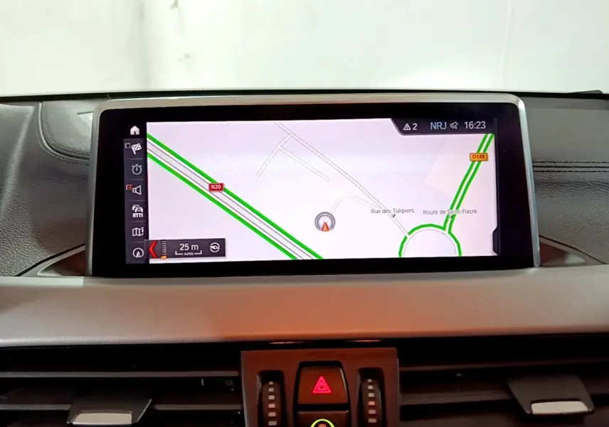 Écran central du tableau de bord du BMW X2 sDrive18i Lounge 2023 affichant la navigation GPS.