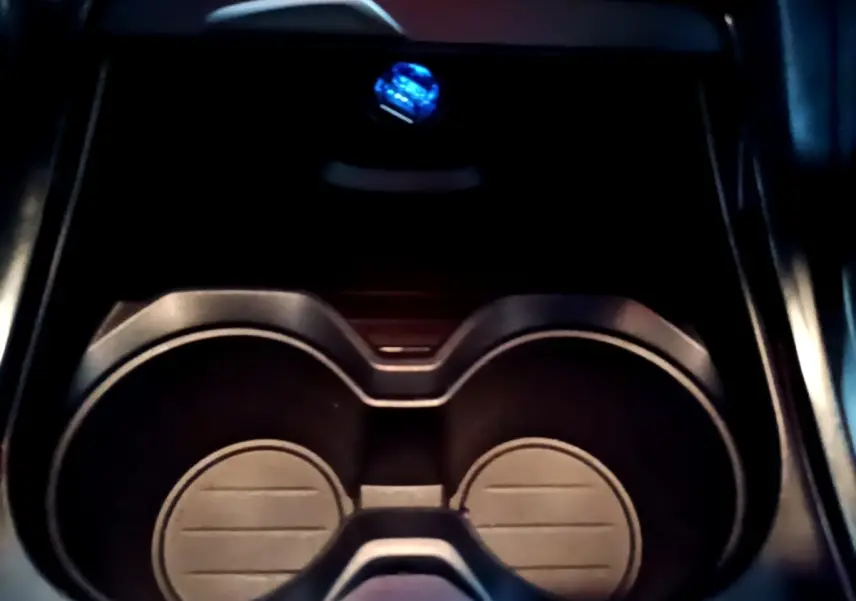 Gros plan sur les porte-gobelets noirs au centre de la console intérieure du BMW X2 sDrive18i Lounge DKG7 2023.
