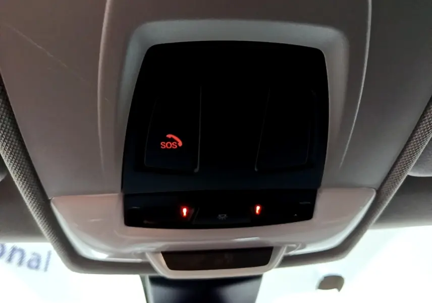 Vue en gros plan du plafonnier intérieur noir avec bouton SOS rouge allumé sur BMW X2 sDrive18i Lounge 2023.