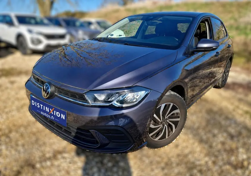 Volkswagen Polo 1.0 TSI 95 VW Edition gris Ascot vue 3/4 avant droit avec jantes alliage et calandre noire.