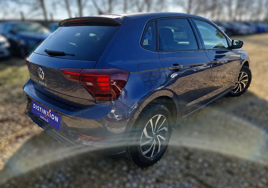 Vue 3/4 arrière droite d'une Volkswagen Polo gris Ascot 2024 avec jantes alliage et feux arrière LED distinctifs.