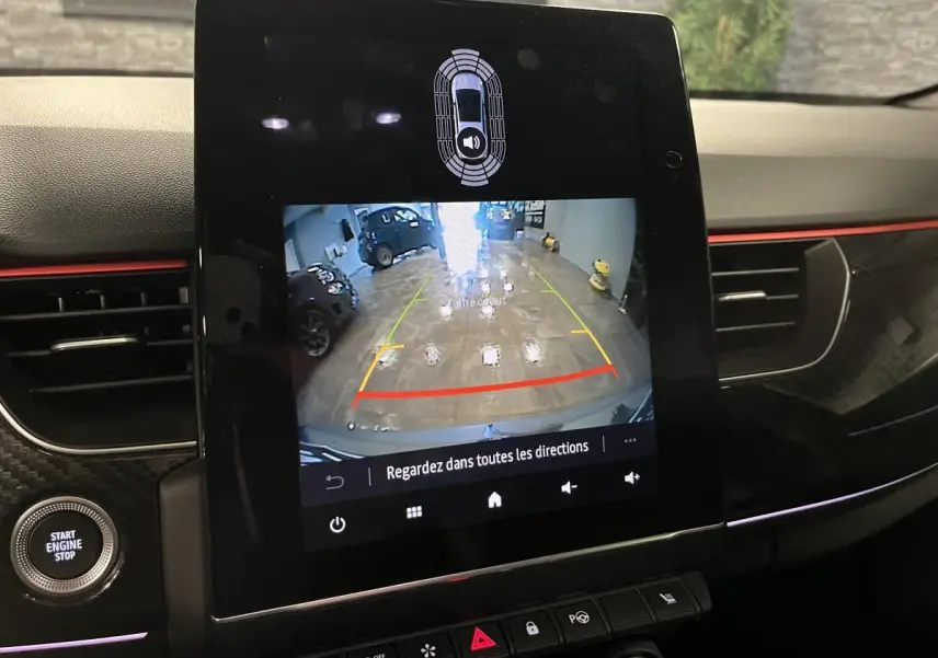 Écran tactile central montrant la caméra de recul dans l’habitacle noir du Renault Arkana R.S. Line 2023.