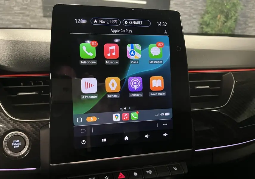 Écran tactile central affichant Apple CarPlay dans l’habitacle du Renault Arkana 2023 finition R.S. Line.