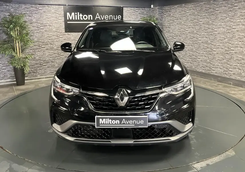 Renault Arkana R.S. Line 2023 noir vue de face, calandre noire brillante et bouclier avec inserts gris métallisé.