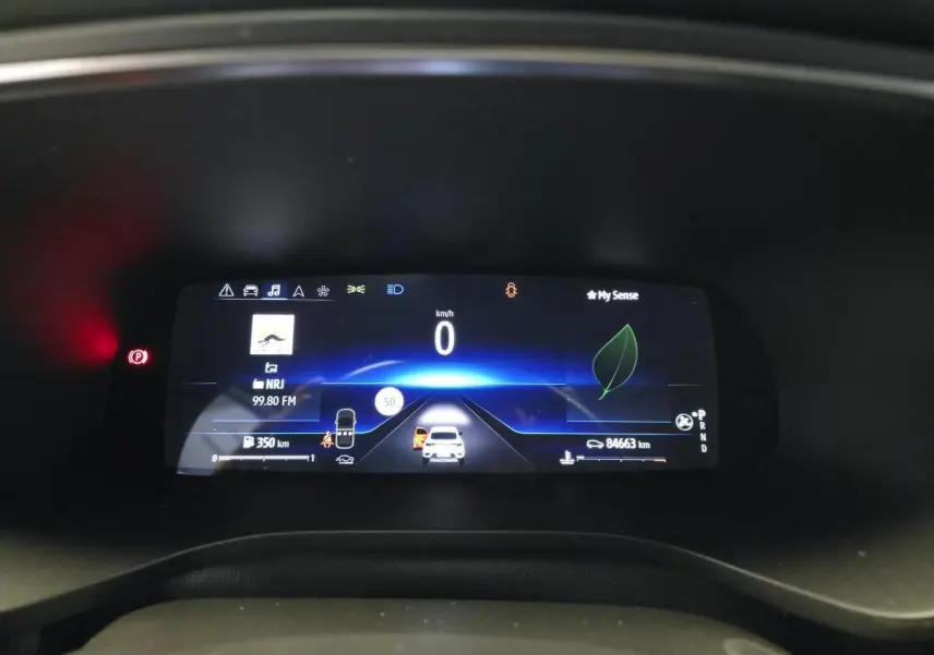 Tableau de bord numérique du Renault Arkana 2023 affichant vitesse à 0 km/h et indicateurs de conduite, vue de face.