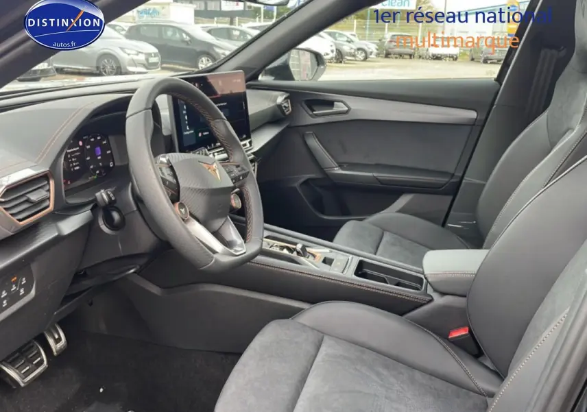 Intérieur avant du CUPRA Formentor 2.0 TDI 2025, sièges sport gris, volant sport avec surpiqûres orange et écran tactile central.