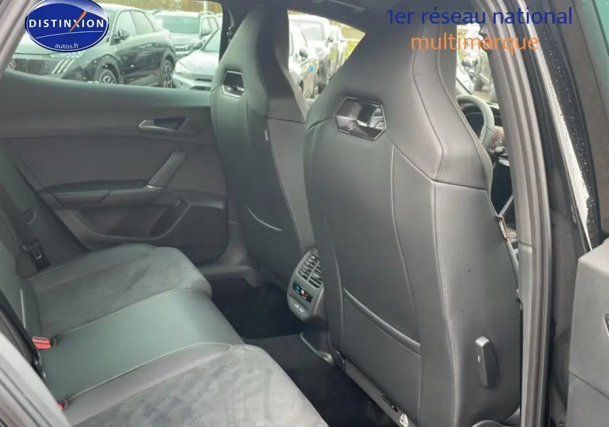 Vue arrière intérieure du CUPRA Formentor noir, montrant les sièges sport en cuir et alcantara avec console centrale arrière.