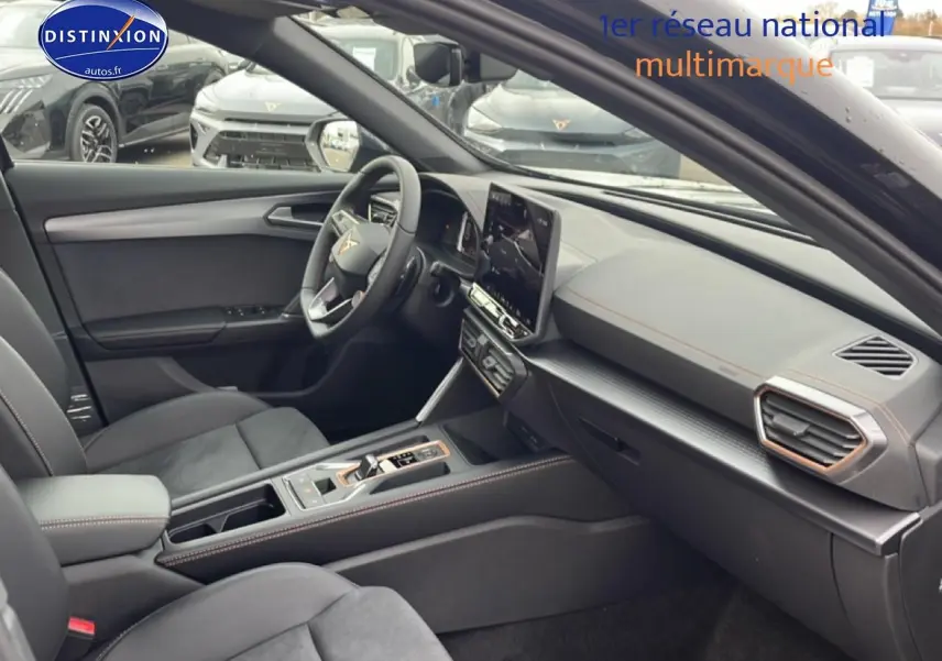 Vue intérieure côté conducteur de la CUPRA Formentor 2.0 TDI 150 DSG7 noire avec tableau de bord moderne et écran tactile vertical.