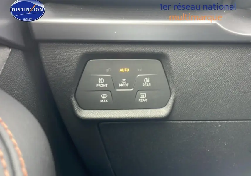 Détail du tableau de bord noir du CUPRA Formentor 2.0 TDI 150, bouton de commande des feux avec mode automatique allumé.