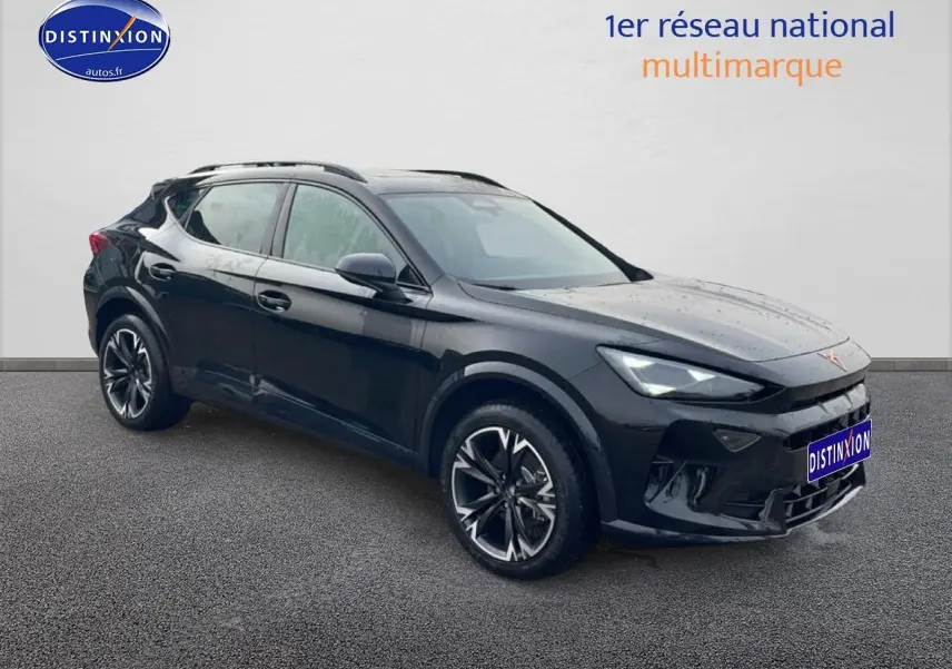 Vue 3/4 avant droite d'un CUPRA Formentor noir brillant avec jantes 18 pouces et barres de toit noires.