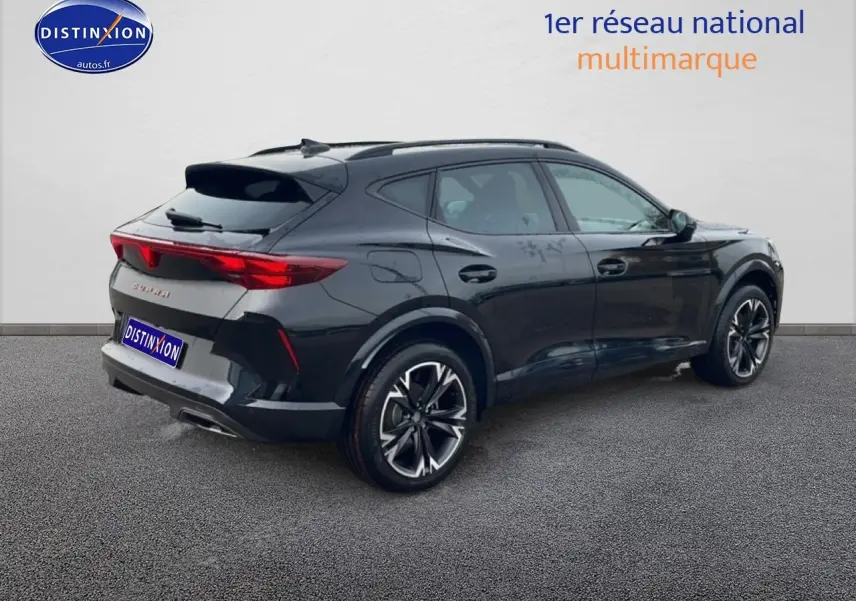Vue 3/4 arrière droite d'un CUPRA Formentor noir avec jantes 18 pouces et feux arrière à LED distinctifs.