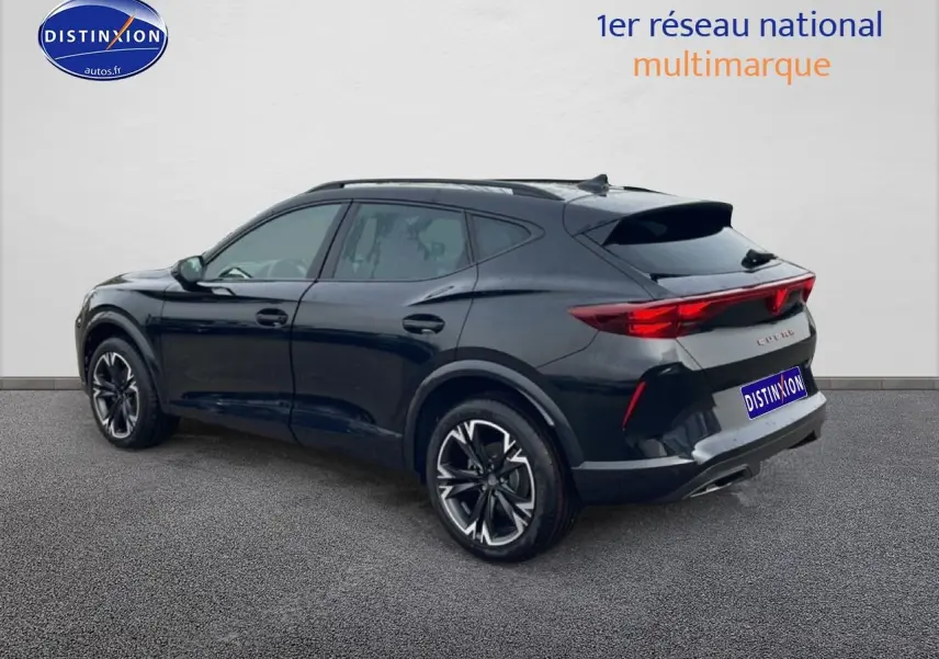 Vue 3/4 arrière droite du SUV CUPRA Formentor noir avec jantes 18 pouces et feux arrière LED allumés.