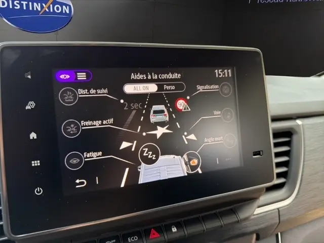 Écran tactile central du Renault Trafic Fourgon 2026 montrant les aides à la conduite avec interface claire et icônes visibles.
