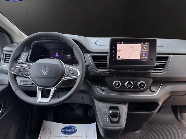 Vue intérieure du tableau de bord du Renault Trafic Fourgon 2026, avec volant multifonctions, écran tactile central et commandes climatisation.