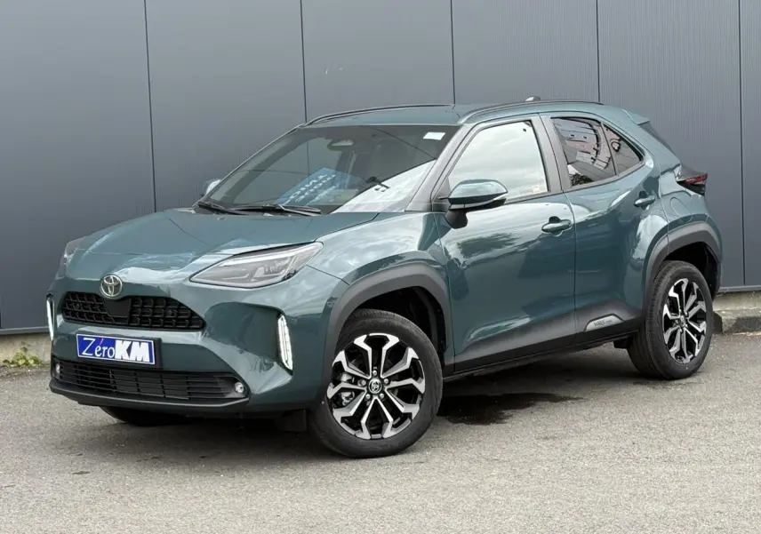 Toyota Yaris Cross vert impérial en 3/4 avant droit, avec jantes alliage bicolores et feux LED verticaux.