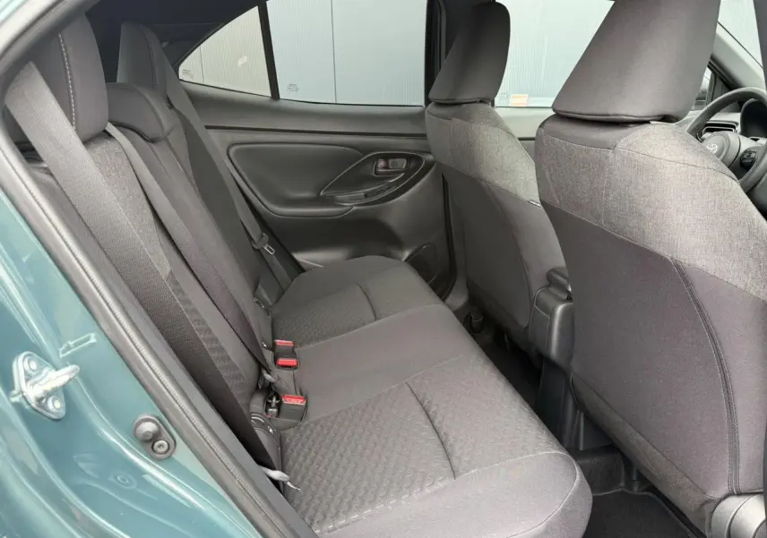 Vue intérieure côté gauche des sièges arrière gris du Toyota Yaris Cross 1.5 Hybrid 116 Design Vert Imperial.