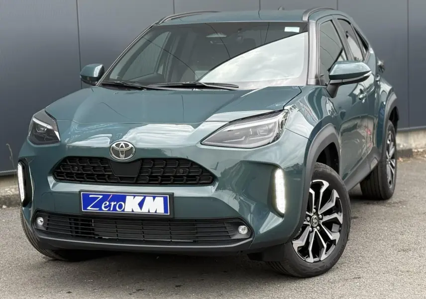 Toyota Yaris Cross 1.5 Hybrid vert Imperial vue 3/4 avant avec feux LED allumés et jantes noires.