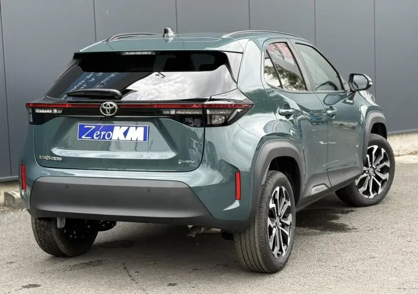 Vue 3/4 arrière droite de la Toyota Yaris Cross 2026 en Vert Impérial avec feux arrière LED et jantes alliage noires.