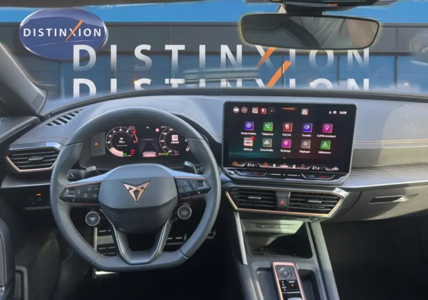 Vue intérieure centrée sur le volant sport et l’écran tactile du tableau de bord du CUPRA Formentor 2026.