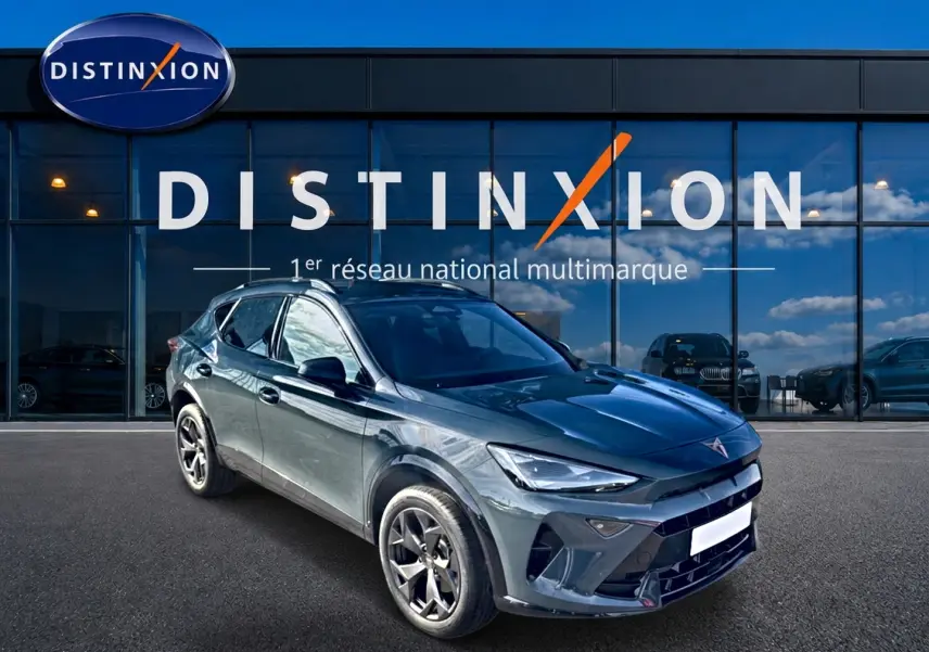 Vue 3/4 avant droit du CUPRA Formentor 1.5 etsi hybrid 150 DSG7 en bleu fjord devant un showroom Distinxion.