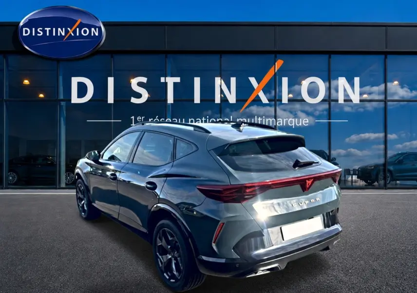 Vue 3/4 arrière droite d'un CUPRA Formentor bleu fjord 2026 avec feux arrière LED et jantes noires.