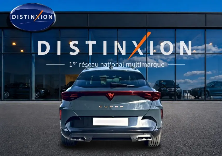 Vue arrière d'une CUPRA Formentor bleu fjord 2026 avec feux LED reliés et double sortie d'échappement.