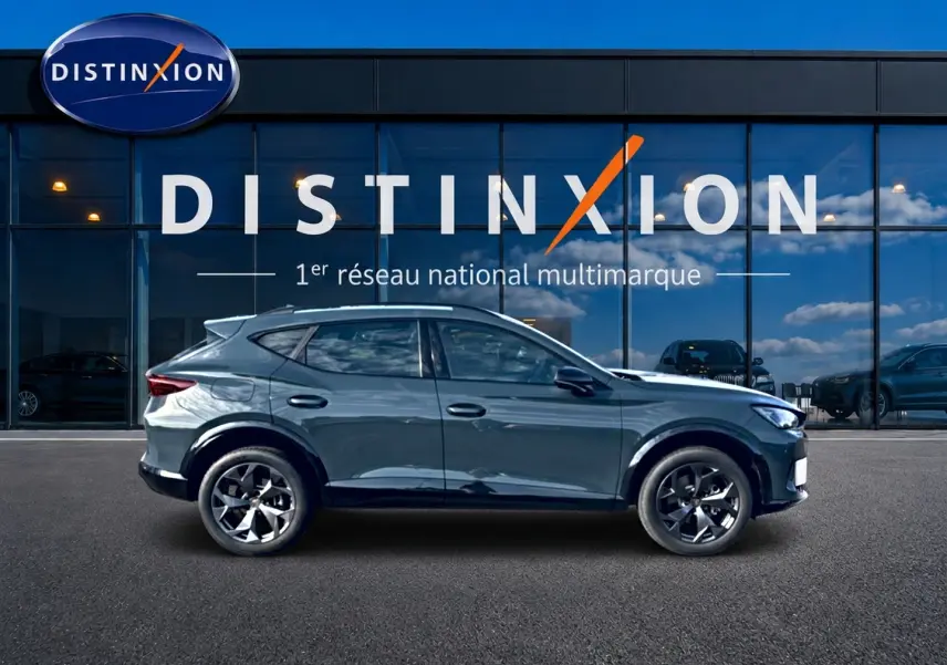 Vue de profil côté gauche d'un CUPRA Formentor bleu fjord 2026 devant une vitrine Distinxion.