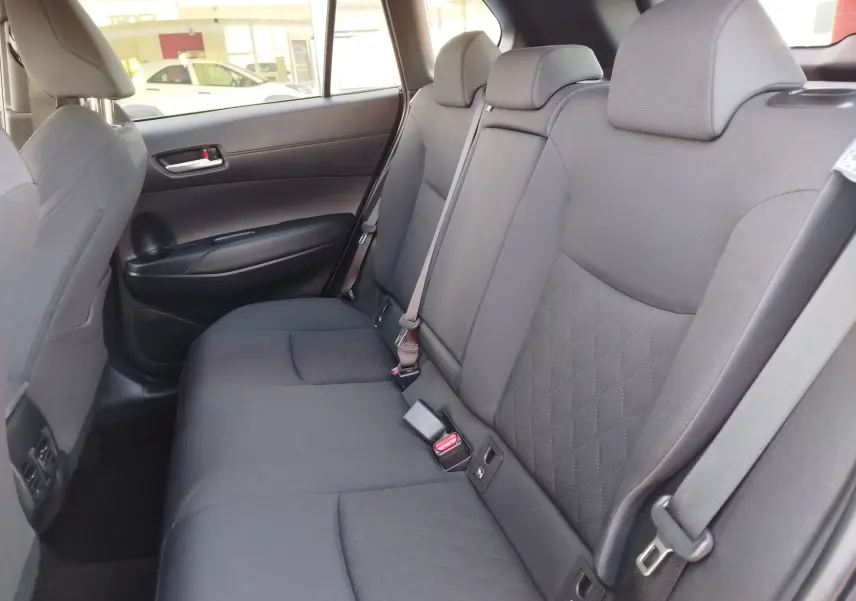 Vue intérieure côté droit des sièges arrière gris tissu de la Toyota Corolla Cross 1.8 140ch Dynamic 2025.