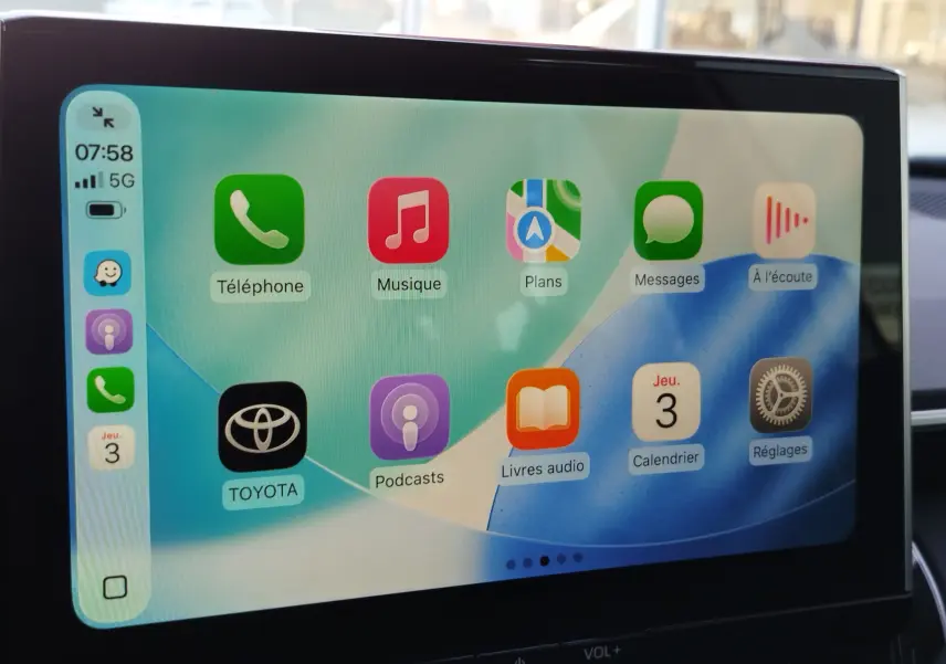 Écran tactile central de la Toyota Corolla Cross 2025 affichant l'interface Apple CarPlay colorée.