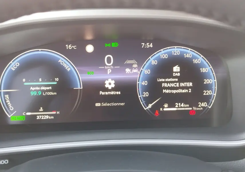 Tableau de bord numérique de Toyota Corolla Cross 2025 affichant vitesse, consommation, température et radio France Inter.