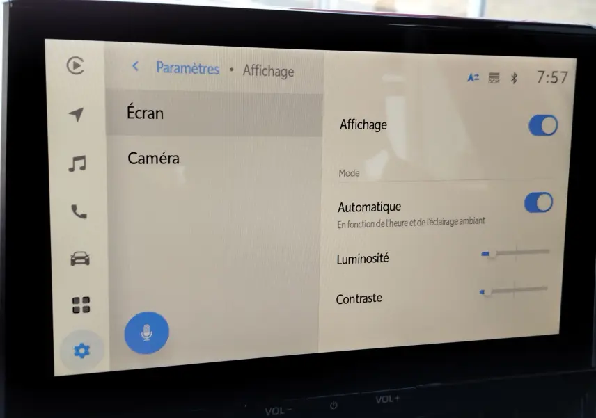 Écran tactile intérieur du Toyota Corolla Cross 2025 affichant les paramètres d'affichage avec options de luminosité et contraste.
