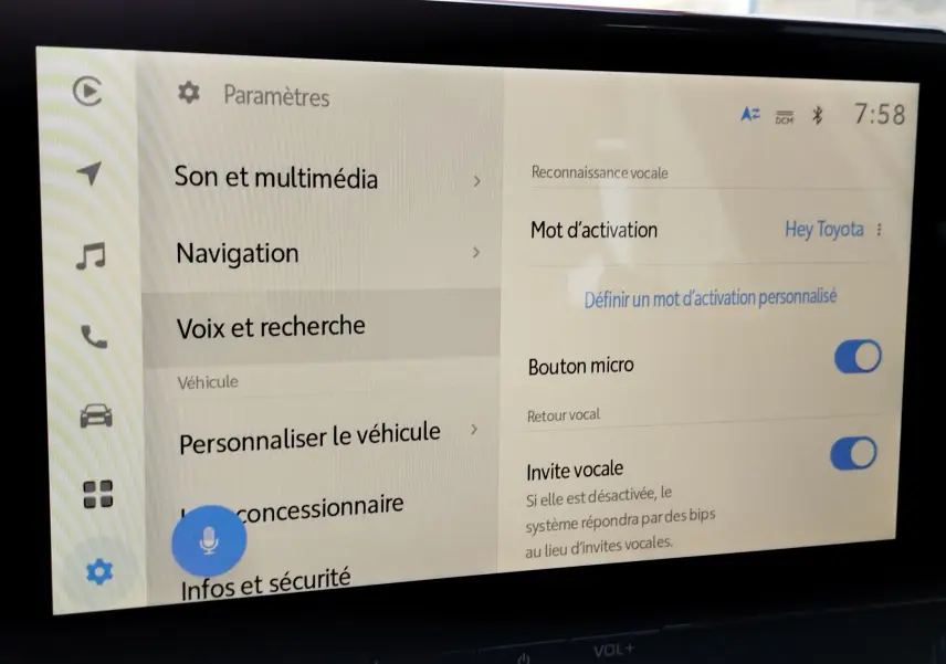 Écran tactile intérieur de la Toyota Corolla Cross 2025 affichant les paramètres de reconnaissance vocale et multimédia.