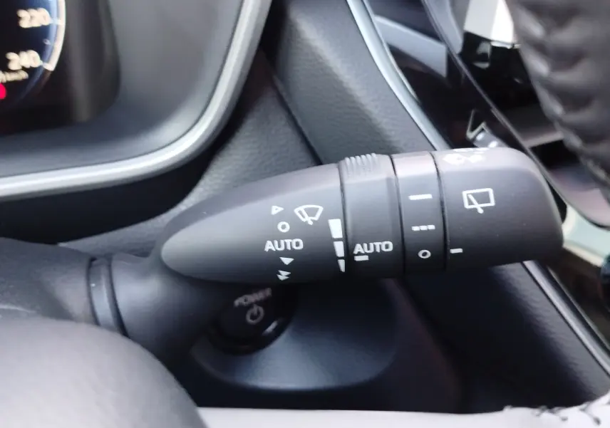 Gros plan sur la commande des essuie-glaces du Toyota Corolla Cross 2025, intérieur gris minéral.