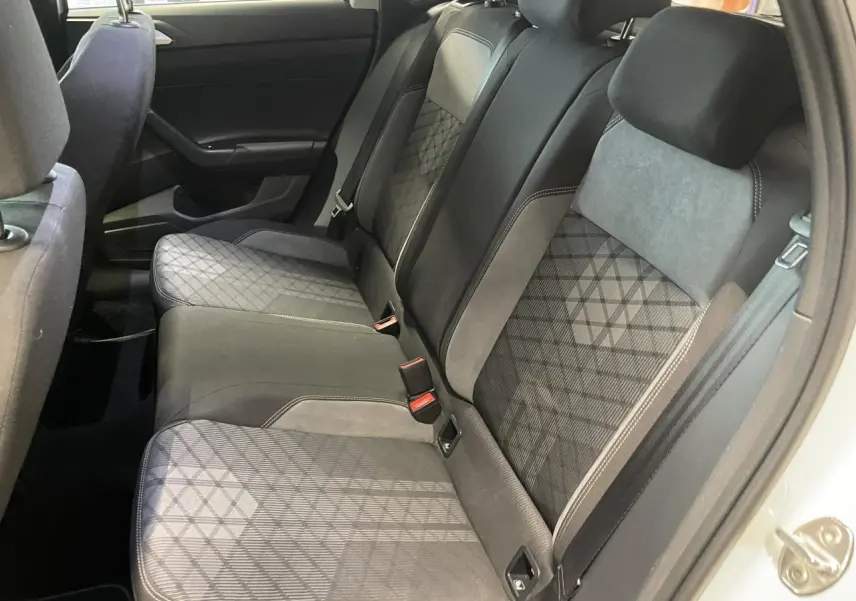 Vue côté droit de la banquette arrière en tissu gris et noir de la Volkswagen Polo 2024 R-Line blanche.