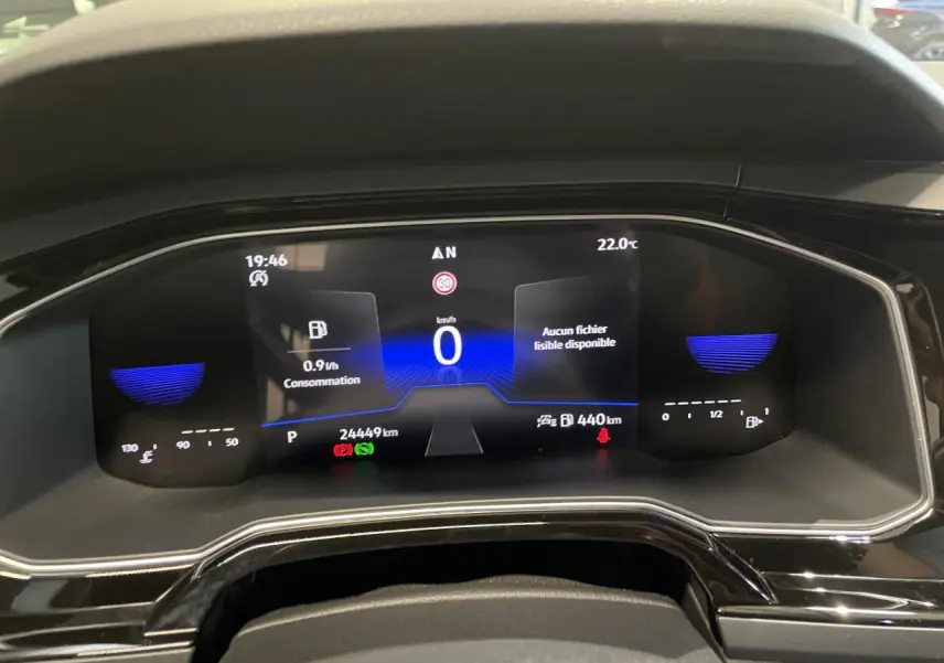 Vue rapprochée du tableau de bord numérique de la Volkswagen Polo 2024, affichage digital clair avec éclairage bleu.