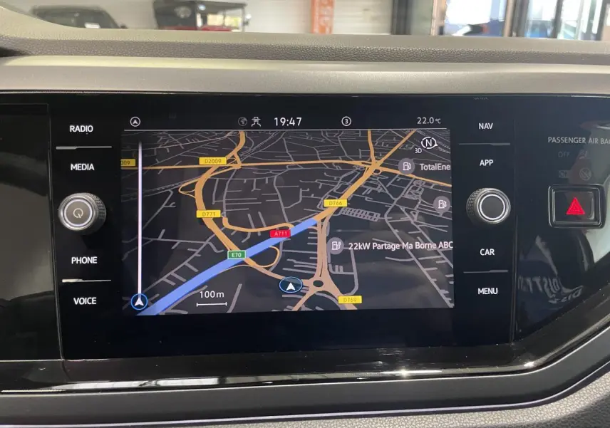 Écran tactile 8 pouces du système de navigation Discover Media dans Volkswagen Polo blanc, affichage carte GPS.