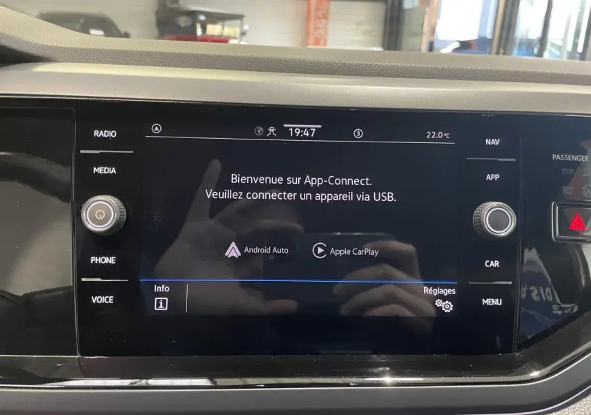 Écran tactile central 8 pouces de la Volkswagen Polo 2024 blanc, affichant l'interface App-Connect avec options Android Auto et Apple CarPlay.