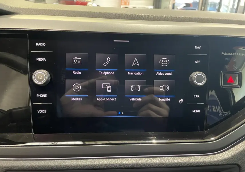 Écran tactile central 8 pouces de la Volkswagen Polo 2024 affichant le menu principal du système multimédia.