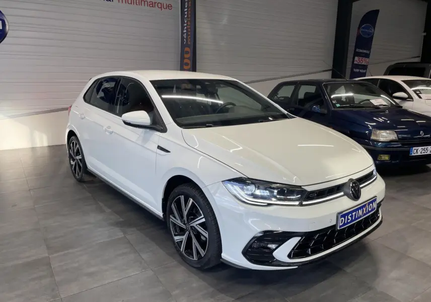 Volkswagen Polo 2024 blanche vue 3/4 avant droit avec calandre et jantes R-Line distinctives.