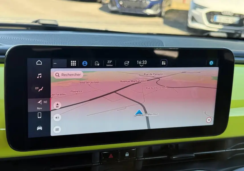 Écran tactile central affichant la navigation dans une Fiat 500 électrique jaune vue de l'habitacle.