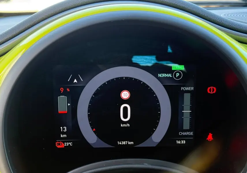Vue rapprochée du tableau de bord numérique de la Fiat 500 électrique jaune, affichant la vitesse à 0 km/h.