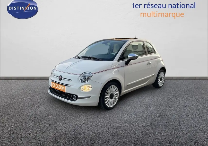 Fiat 500 blanc vue 3/4 avant droit avec jantes alliage et bande décorative rouge sur carrosserie.