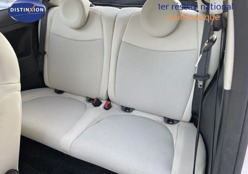 Vue rapprochée des sièges arrière en cuir blanc de la FIAT 500 1.0 Hybrid 70ch DolceVita 2022.
