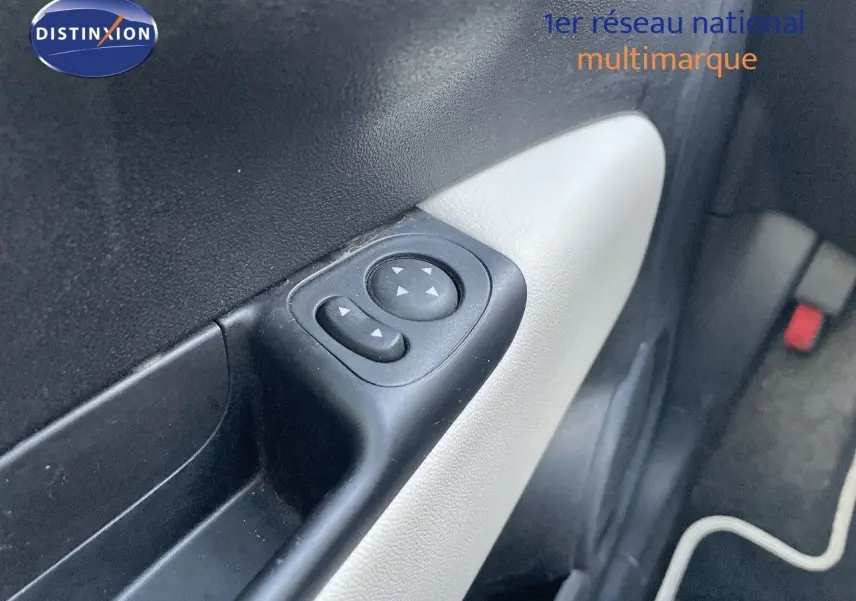 Gros plan sur la commande de réglage des rétroviseurs côté conducteur d'une FIAT 500 blanche 2022.