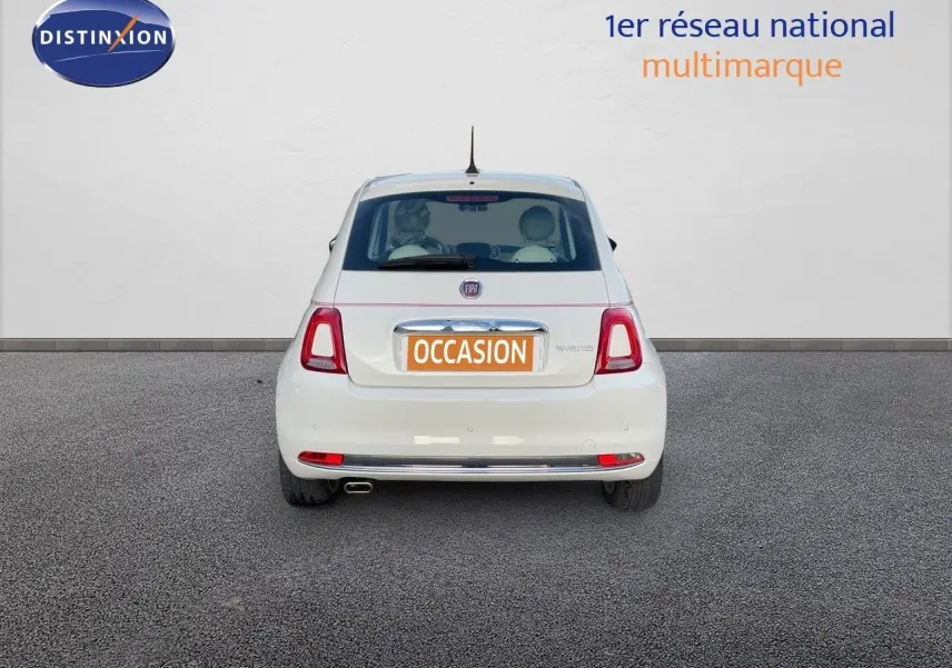 Vue arrière d'une FIAT 500 blanche 1.0 Hybrid 70ch DolceVita de 2022 avec plaque "OCCASION" sur un sol gris.