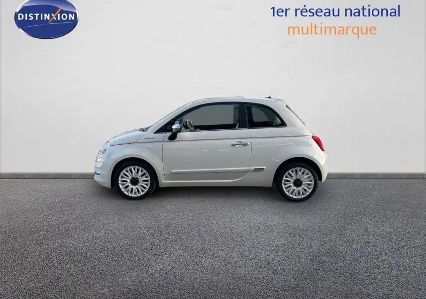 Profil côté gauche d'une FIAT 500 blanche 2022 en version 1.0 Hybrid DolceVita, compacte et élégante.