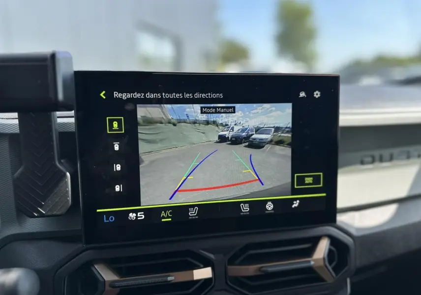 Écran tactile intérieur du Dacia Duster Gris Schiste 2025 montrant la caméra de recul avec guidage coloré.